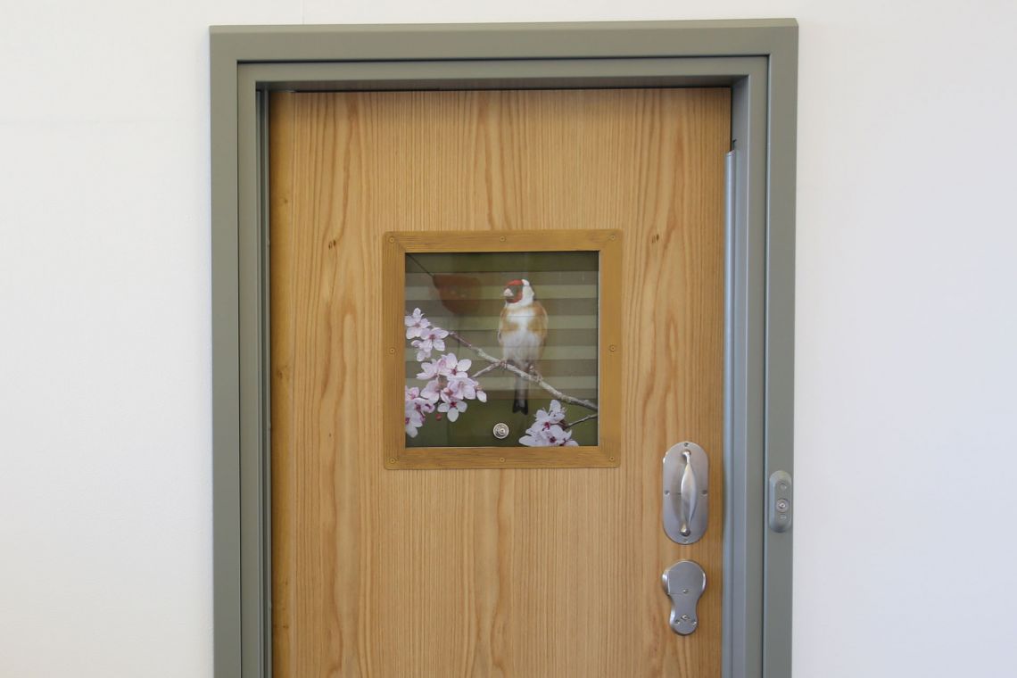 Anti-barricade doorset
