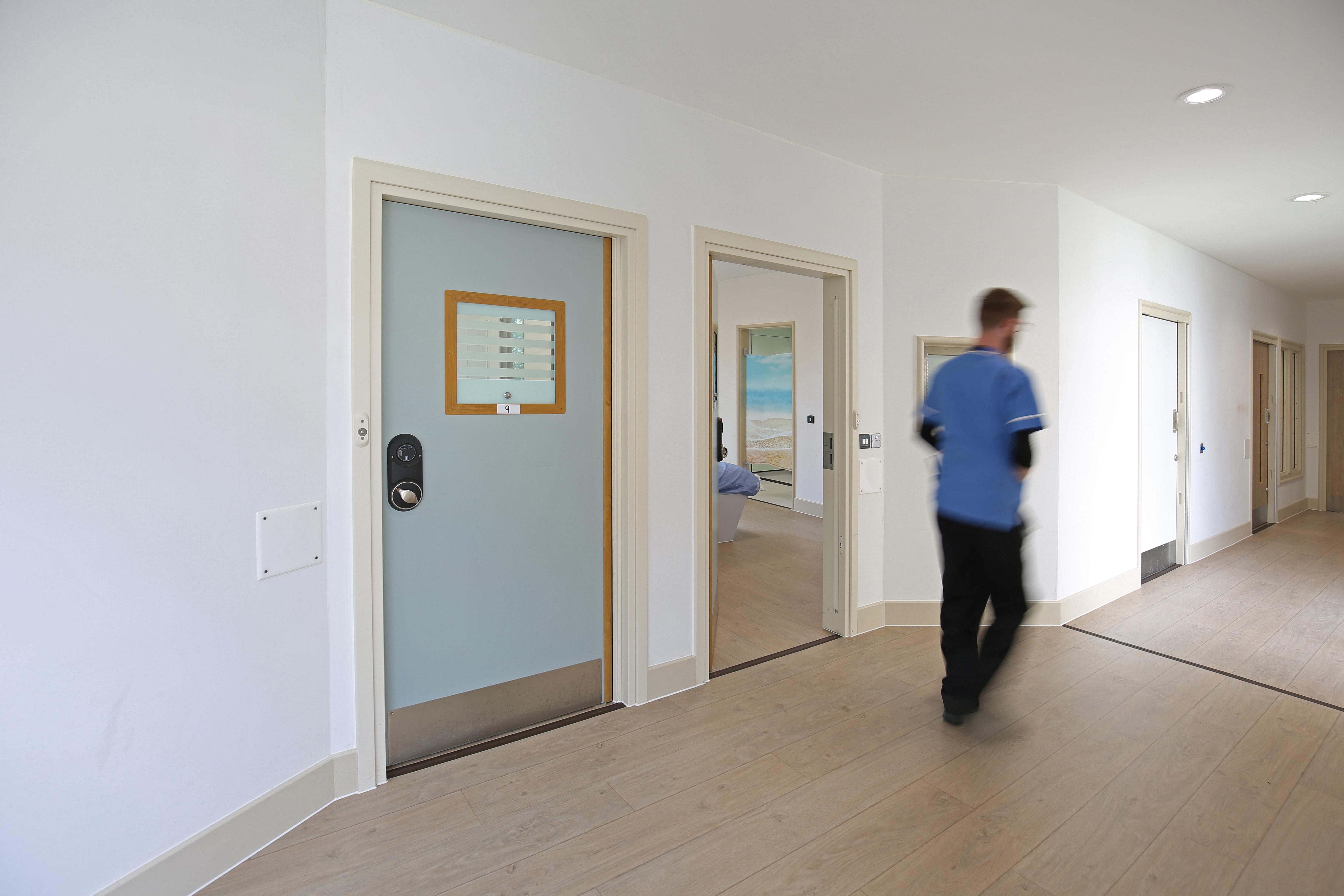 THE PATIENT'S BATHROOM DOOR MEET THE PRACTICAL NEEDS OF A WARD