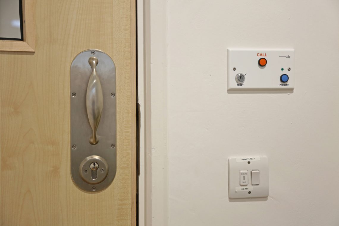 Anti-ligature handles (PR4)