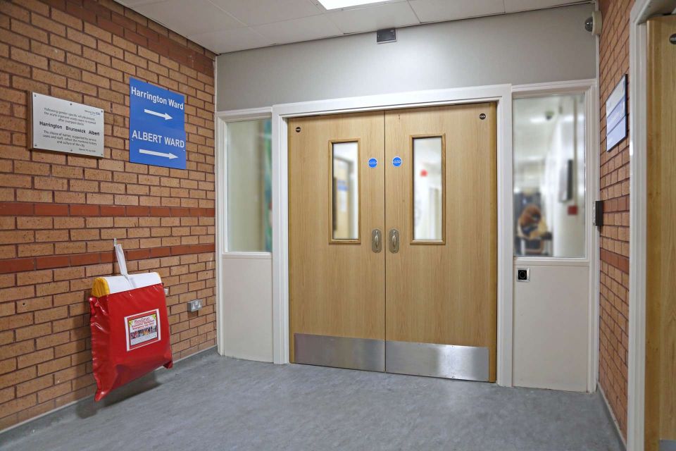 Corridor doorset