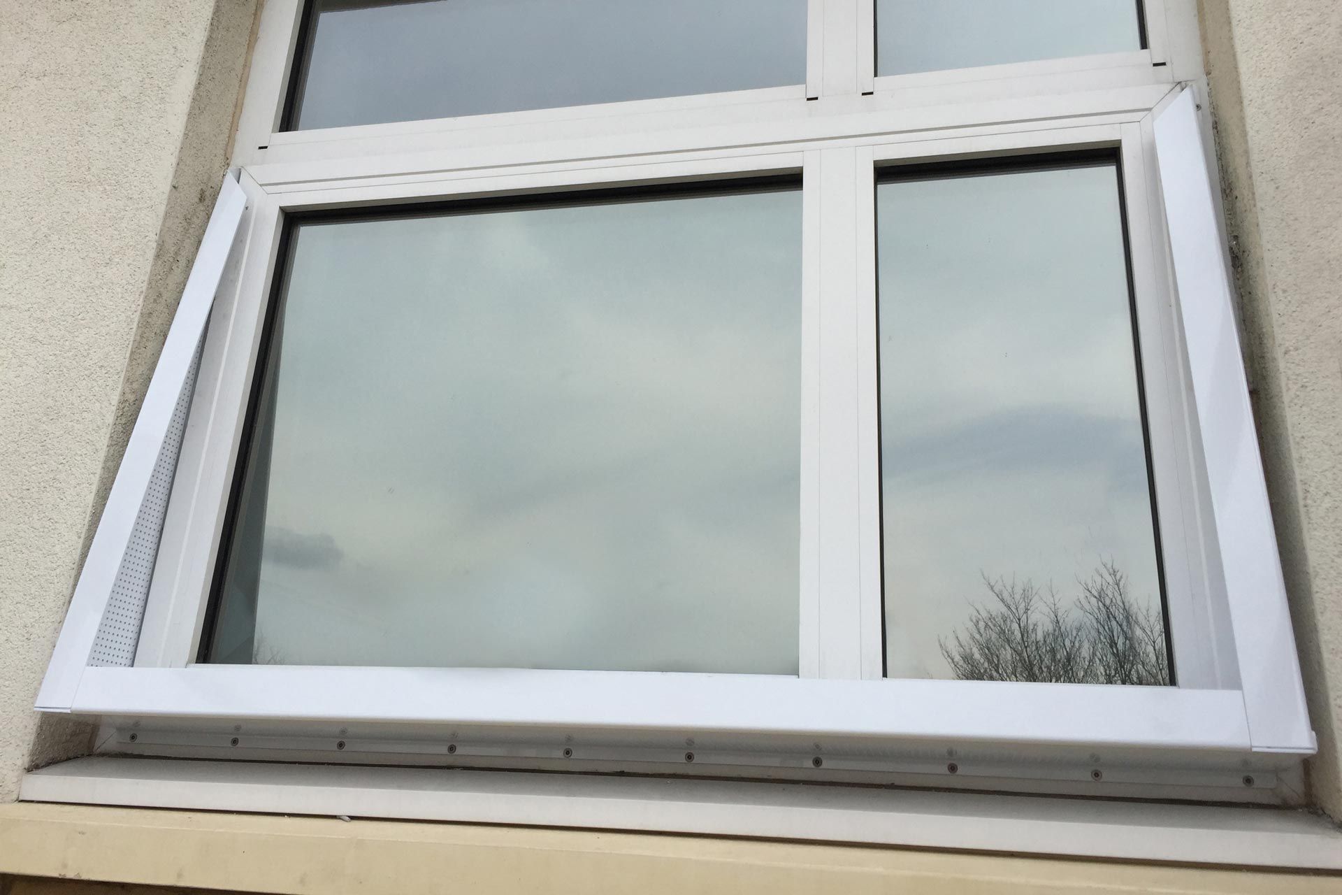 Double-flanged window restrictors