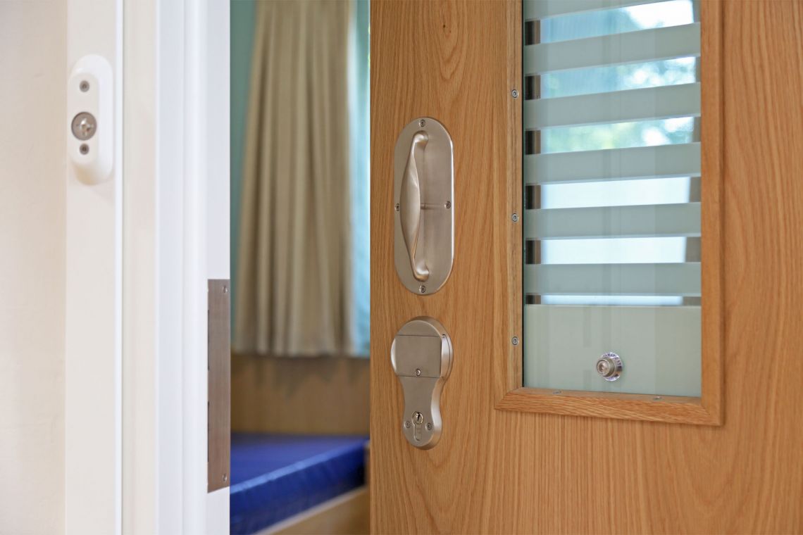 oak-veneer-finish-Newnham-Ward-066