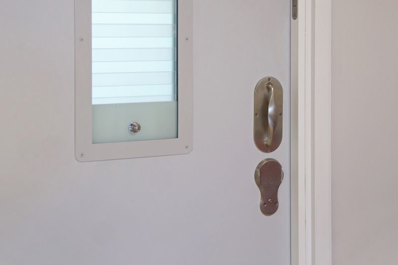 Anti-barricade door with mechanical locking