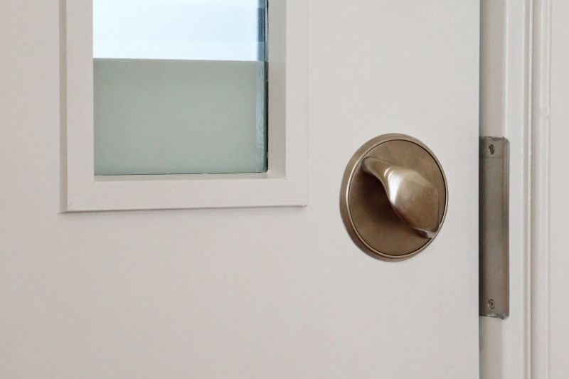 Anti-barricade door - internal turn-pull