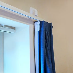 Load release curtain track